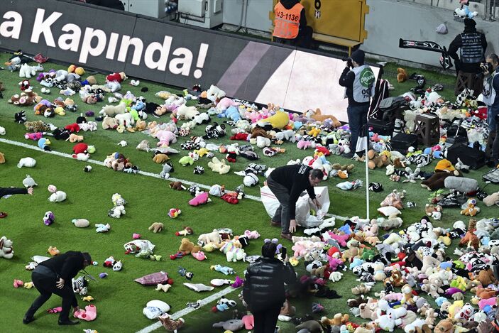 Beşiktaş'ın depremzede çocuk oyuncak yardım dünya basınında