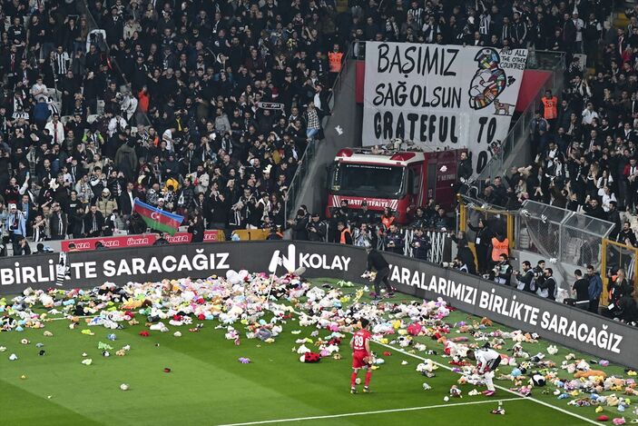 Beşiktaş'ın depremzede çocuk oyuncak yardım dünya basınında