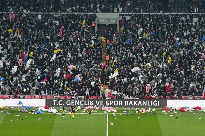 Beşiktaş'ın depremzede çocuk oyuncak yardım dünya basınında