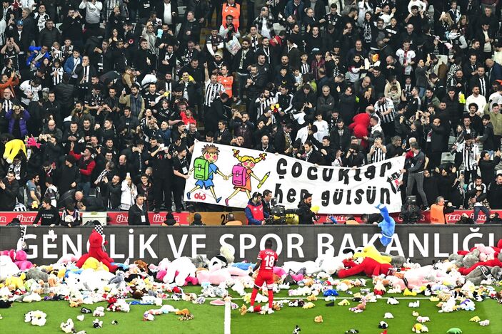 Beşiktaş'ın depremzede çocuk oyuncak yardım dünya basınında