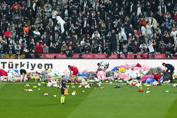 Beşiktaş'ın depremzede çocuk oyuncak yardım dünya basınında