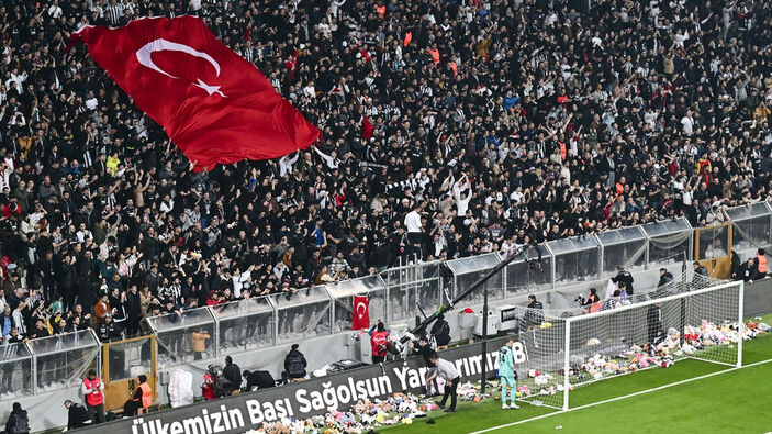 Beşiktaş'ın depremzede çocuk oyuncak yardım dünya basınında