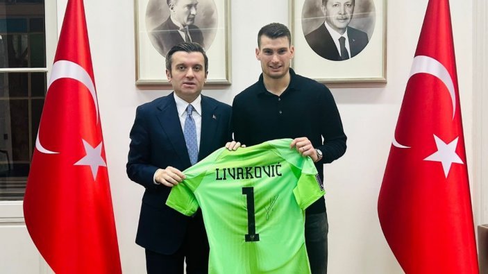 Dominik Livakovic'ten Türkiye'ye tarihi formasıyla destek