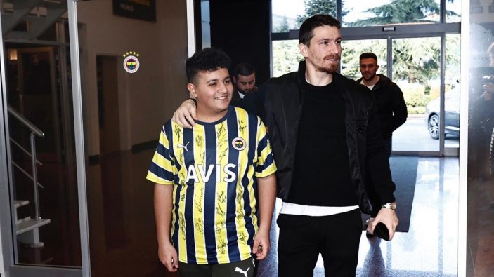 Enkazdan sağ kurtulan Mehmet Akif, Fenerbahçe takımıyla buluştu