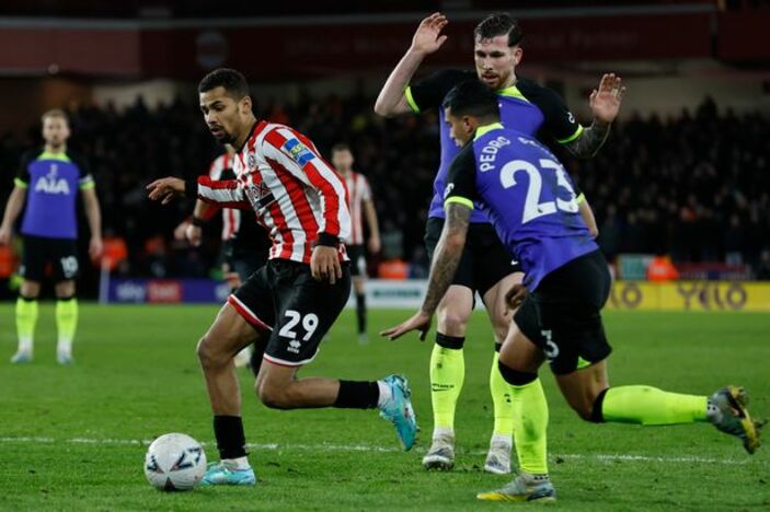 İngiltere Federasyon Kupası'nda Tottenham ikinci lig takımına elendi