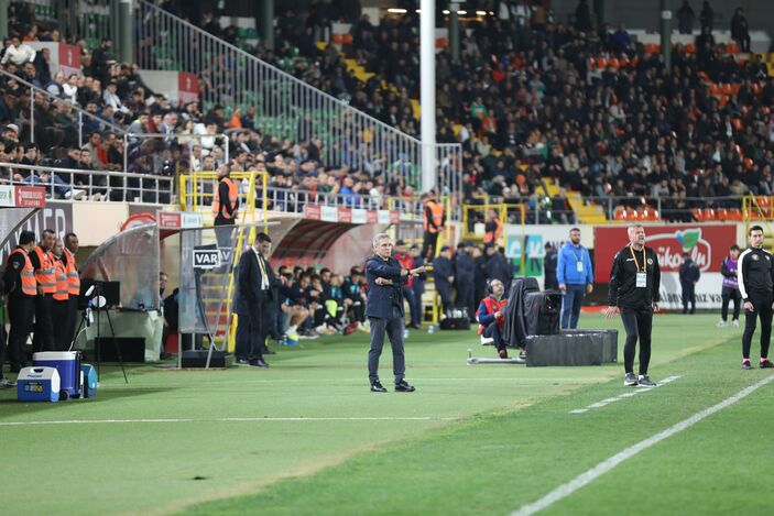 Ersun Yanal yönetimi ilk maçına çıkan Alanyaspor'un konuk olacağı Başakşehir'i devirdi