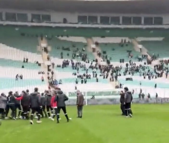 Bursaspor - Amedspor karşılaşmasının öncesinde futbolcular kavga etti