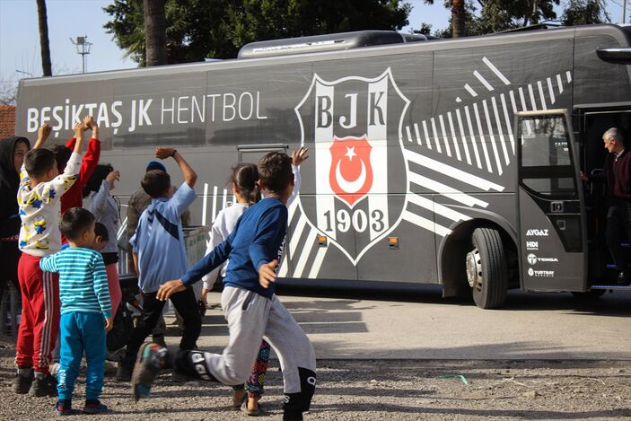 Beşiktaş taraftarlarının ölüm oyuncakları depremzede çocuklara dağıtıldı