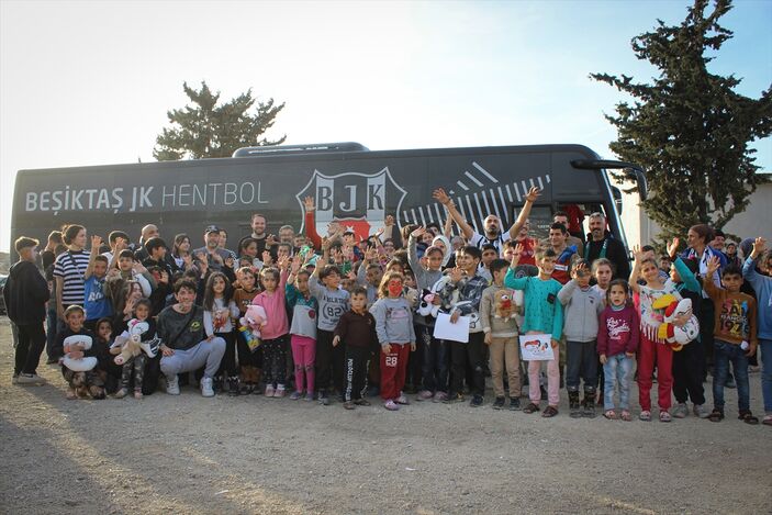 Beşiktaş taraftarlarının ölüm oyuncakları depremzede çocuklara dağıtıldı