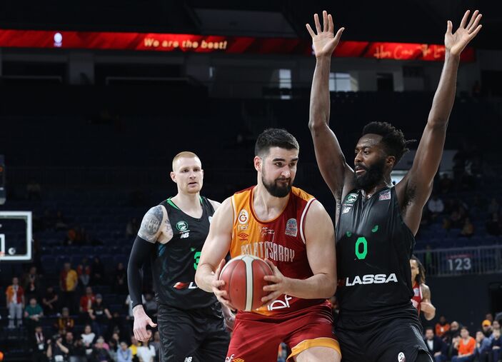 Galatasaray, Darüşşafaka'yı mağlup etti