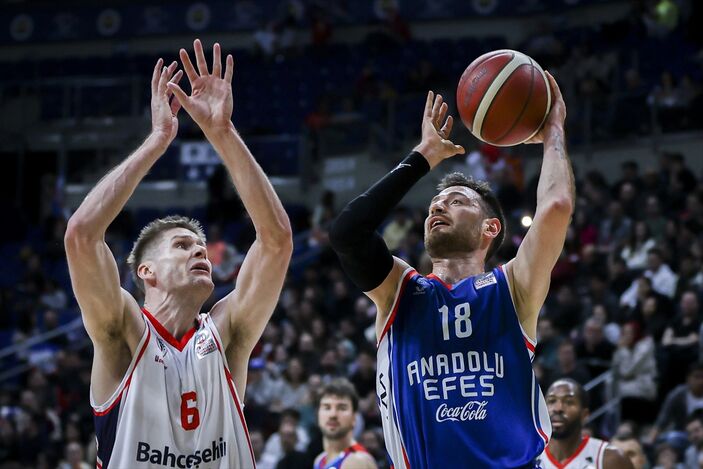 Anadolu Efes, Bahçeşehir Koleji'ni deplasmanda yendi