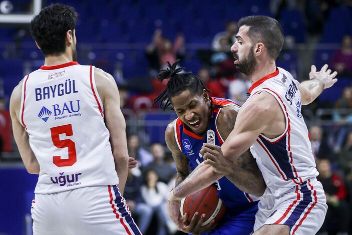 Anadolu Efes, Bahçeşehir Koleji'ni deplasmanda yendi