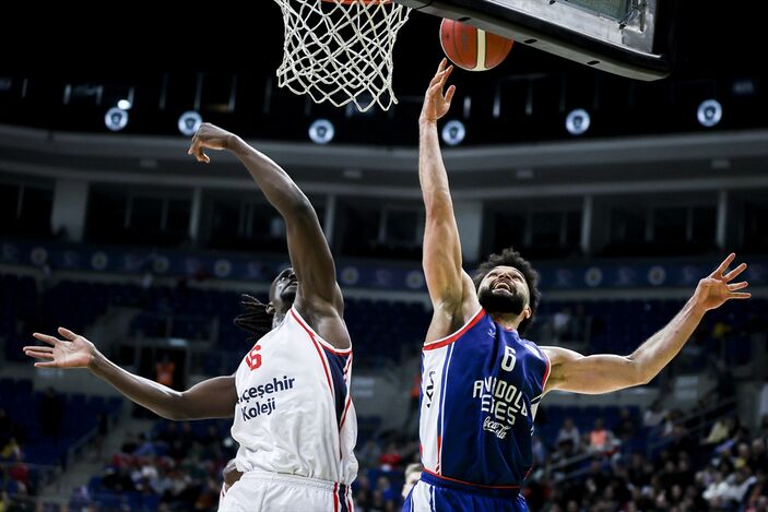 Anadolu Efes, Bahçeşehir Koleji'ni deplasmanda yendi