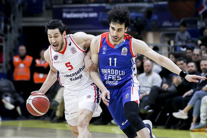 Anadolu Efes, Bahçeşehir Koleji'ni deplasmanda yendi