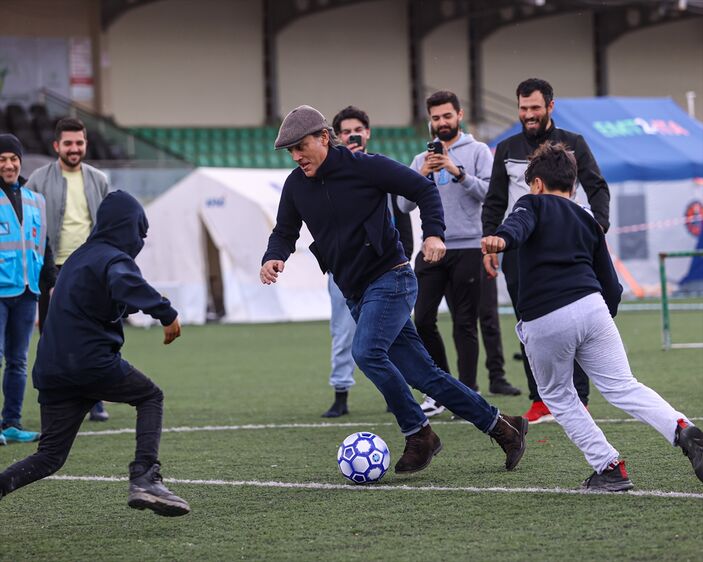 Vincenzo Montella, Hatay'da depremzede çocuklarla en çok sevilen oyuncu oldu