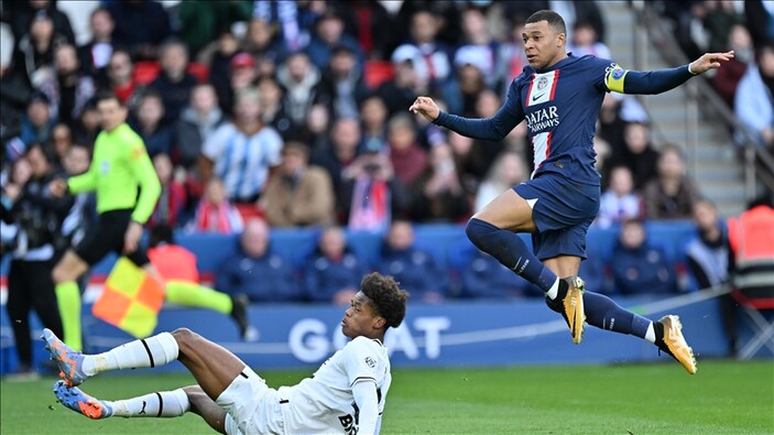 Rennes'in konuk olduğu Paris Saint Germain'e ligdeki ilk iç saha yenilgisini tatırdı