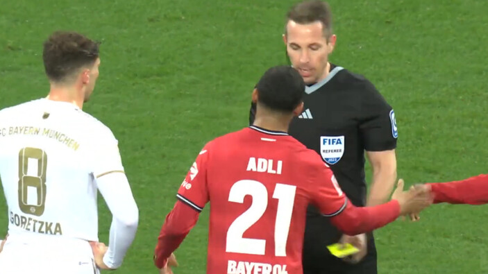 Bayer Leverkusenli Adli hakemi bir türlü inandıramadı!  İki kez sarı kart iptal oldu