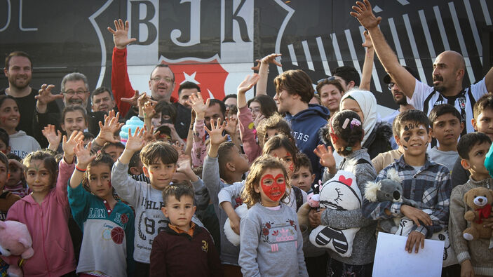 Beşiktaş taraftarlarının ölüm oyuncakları depremzede çocuklara dağıtıldı