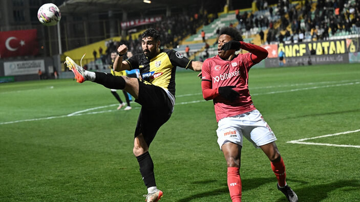 İstanbulspor, Sivasspor'u üç golle geçti