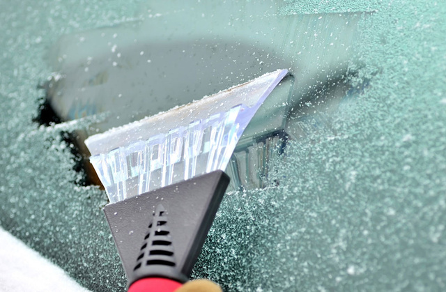 Arabanın camındaki buz nasıl temizlenir?  4 pratik ev çözümü...
