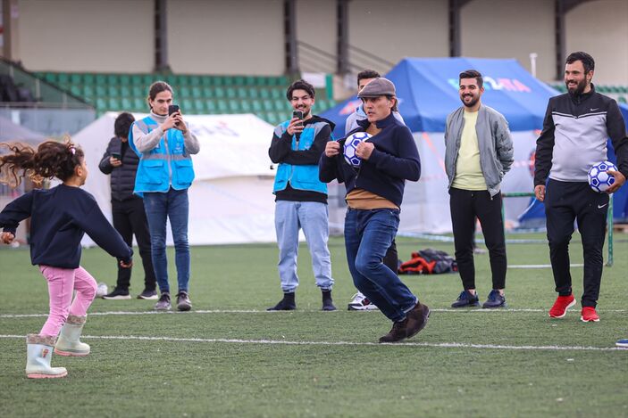 Vincenzo Montella, Hatay'da depremzede çocuklarla en çok sevilen oyuncu oldu