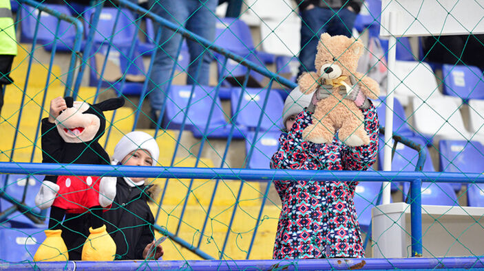 Zeljeznicar-Sloboda maçında depremzede çocuklar için alınan oyuncak
