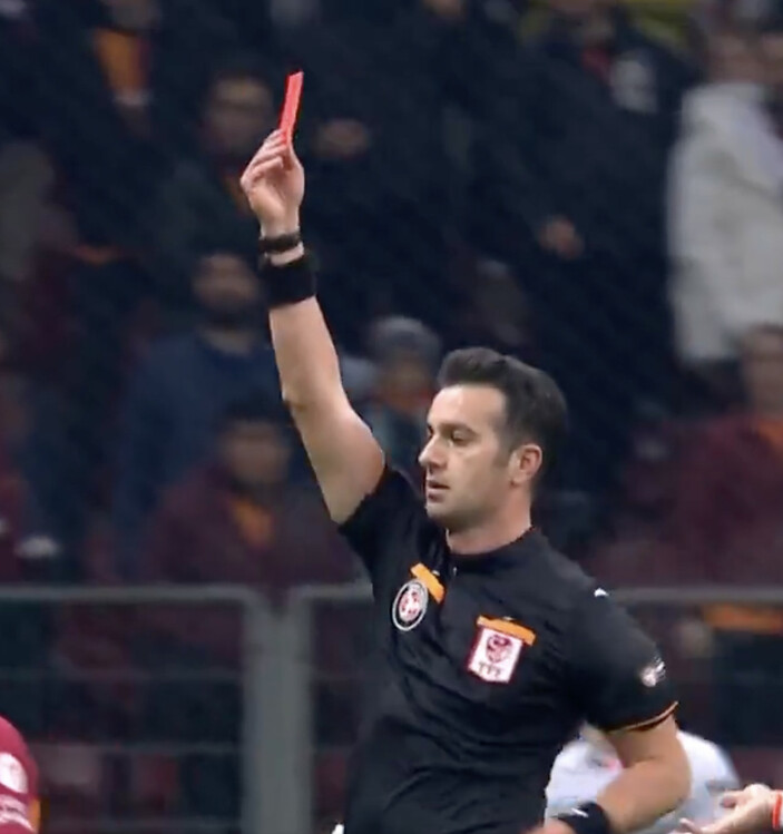 Emre Belözoğlu, Galatasaray karşısında kırmızı kart gördü